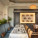 Queen\'s Court Hotel&Residence