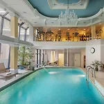 Queen\'s Court Hotel&Residence