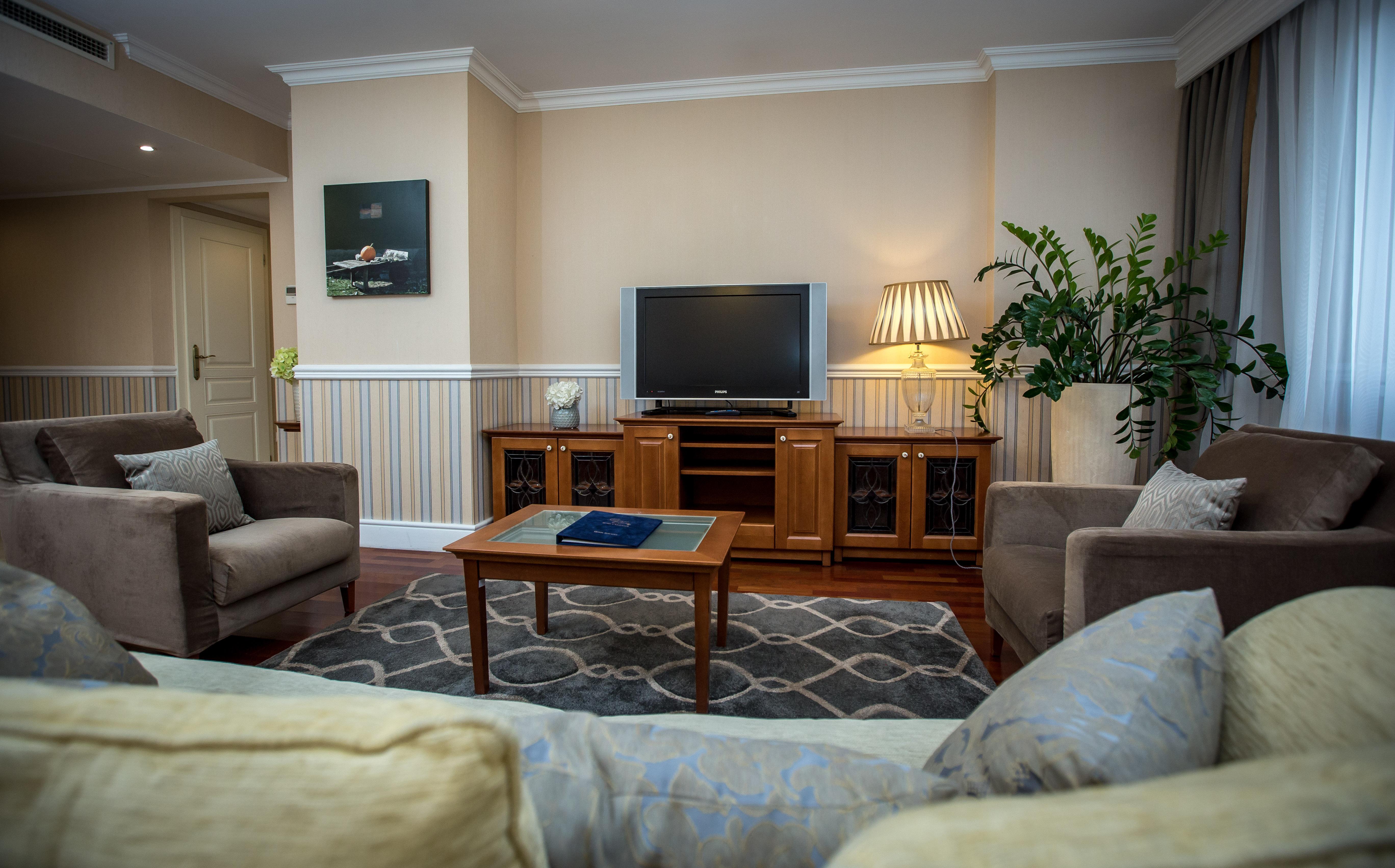 Queen's Court Hotel&residence Hotel