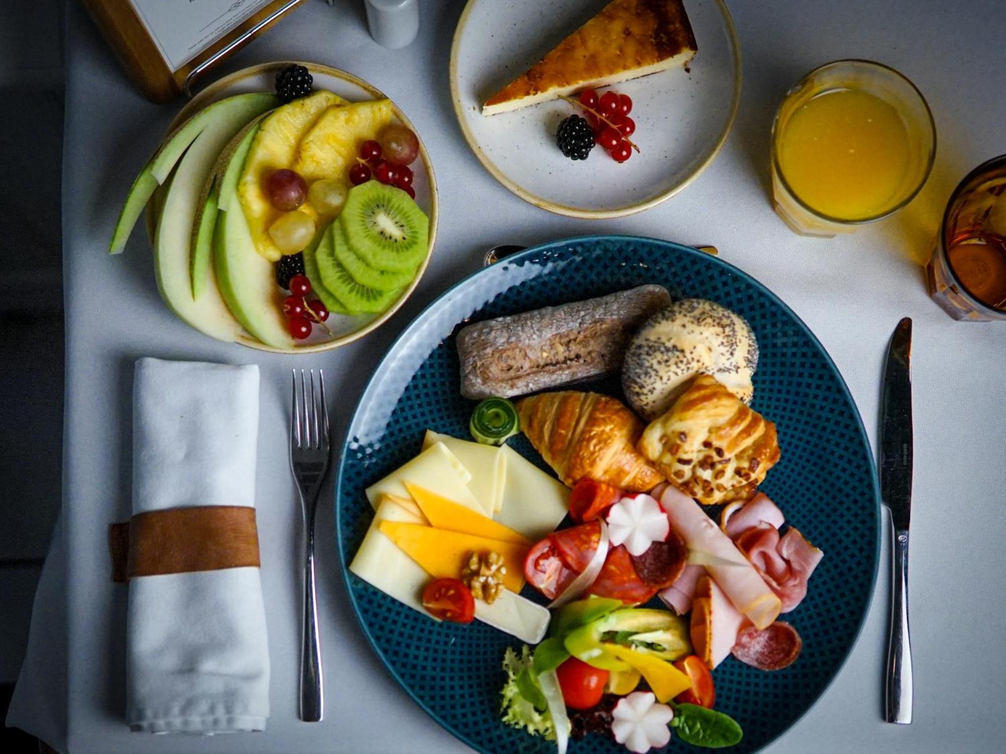 Queen's Court Hotel&residence Hotel 5*