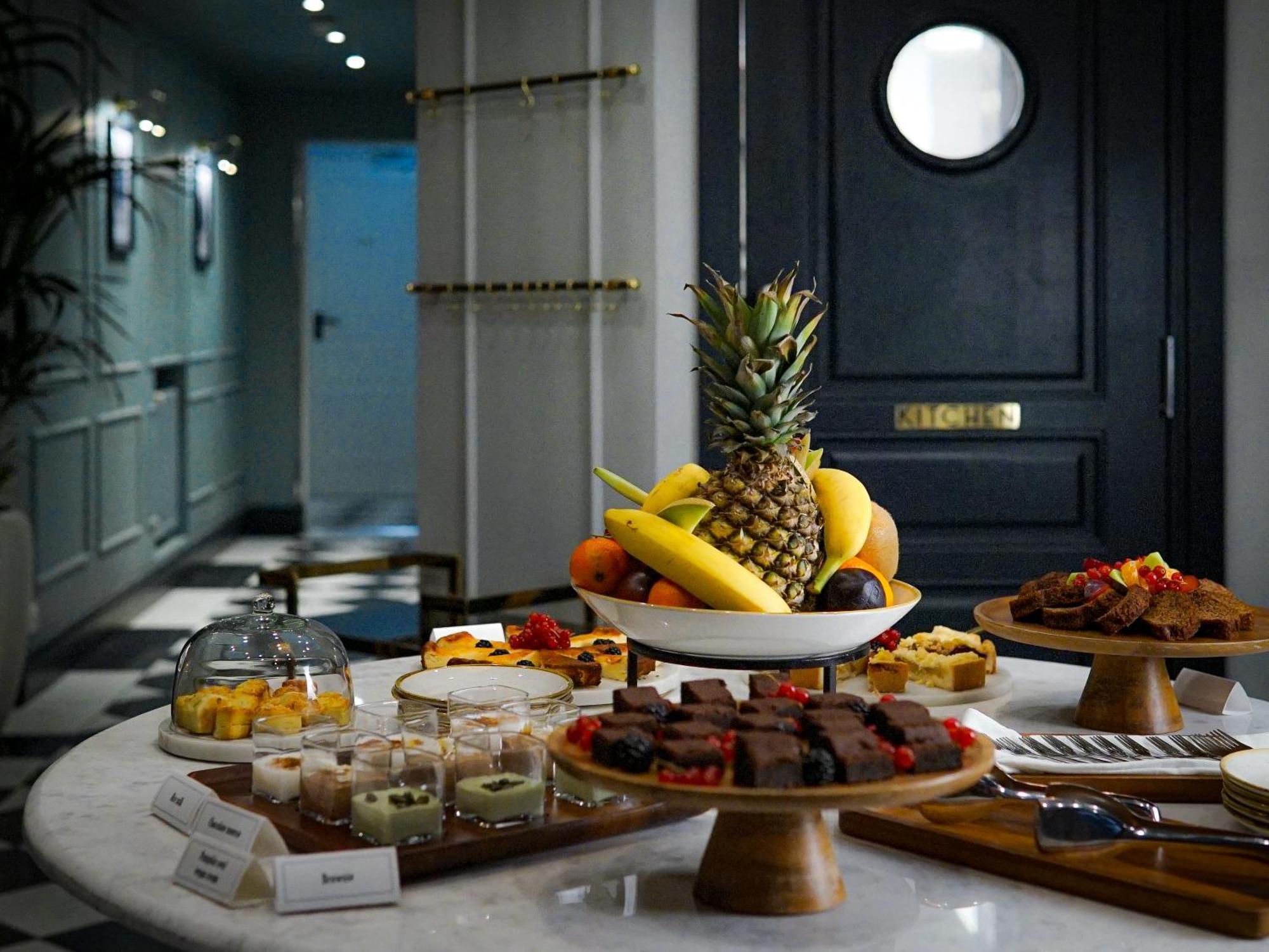 Queen's Court Hotel&residence Hotel