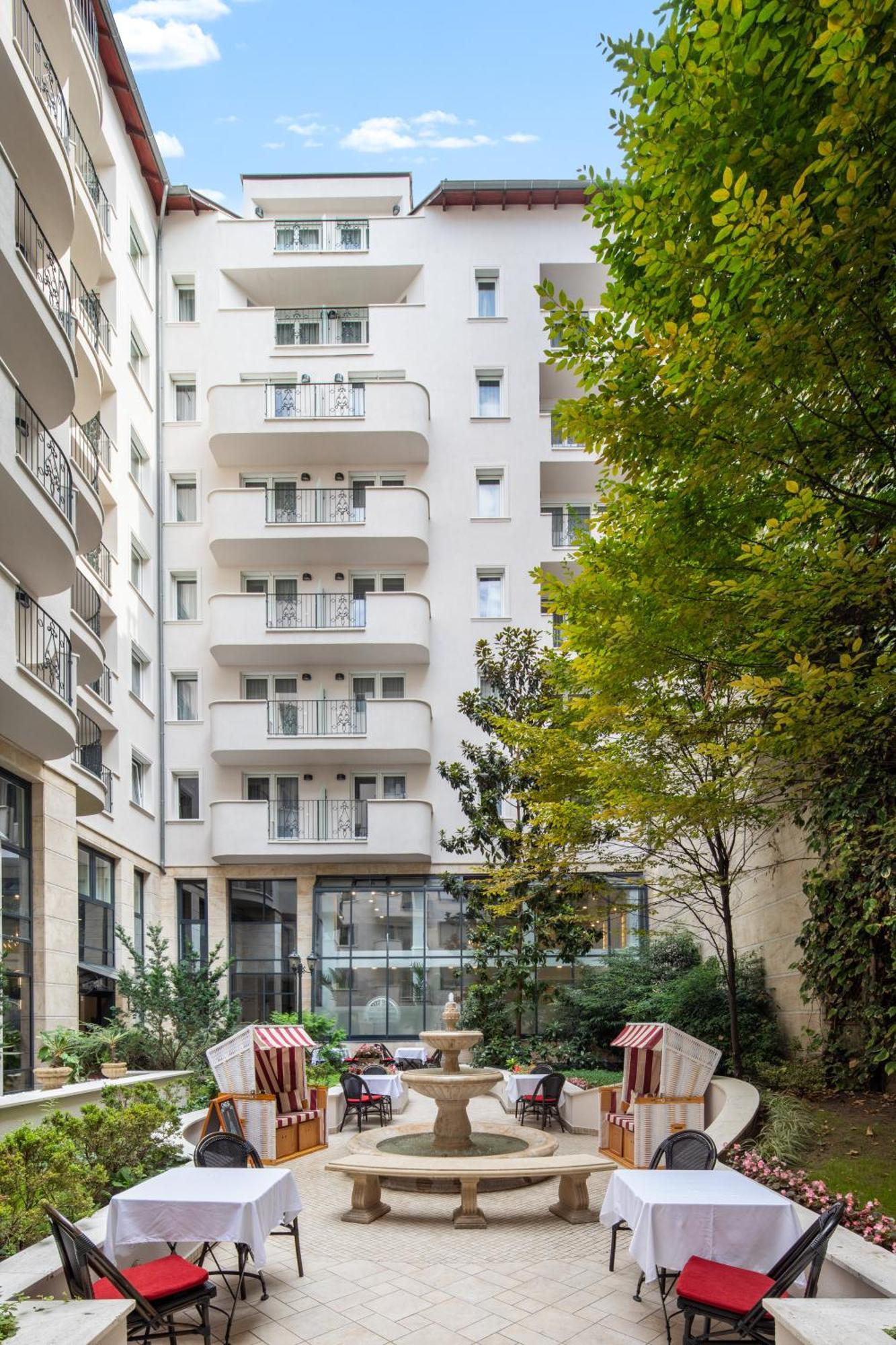 Queen's Court Hotel&residence Hotel 5*