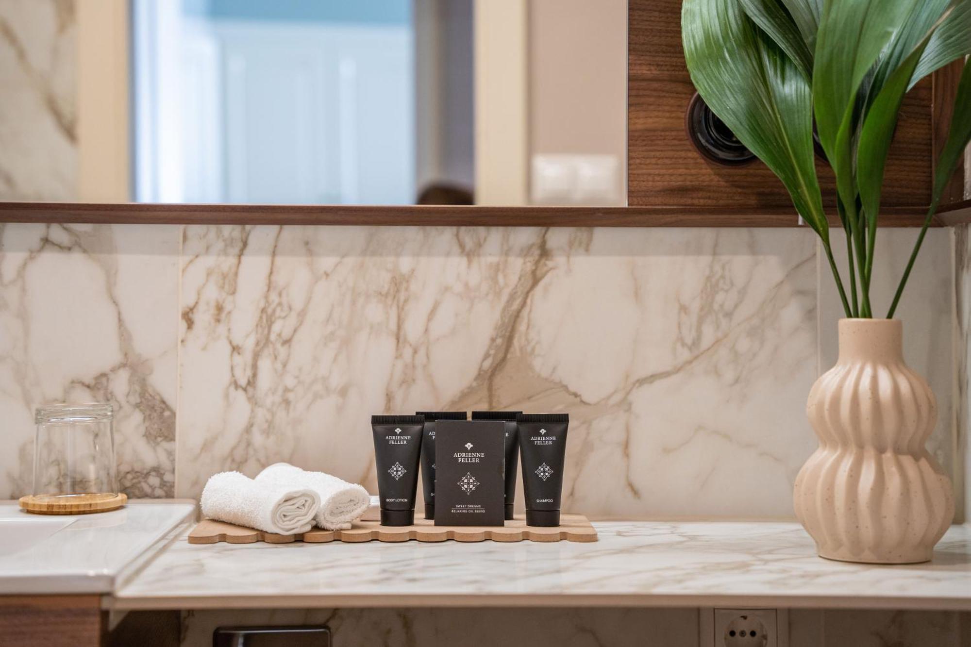 Queen's Court Hotel&residence 5*