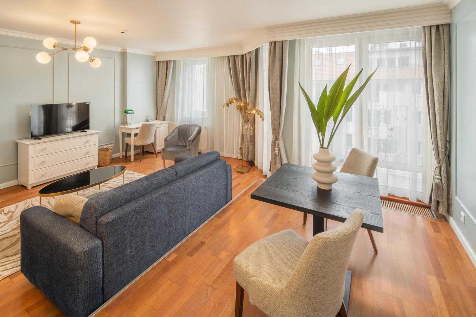 Queen's Court Hotel&residence 5*