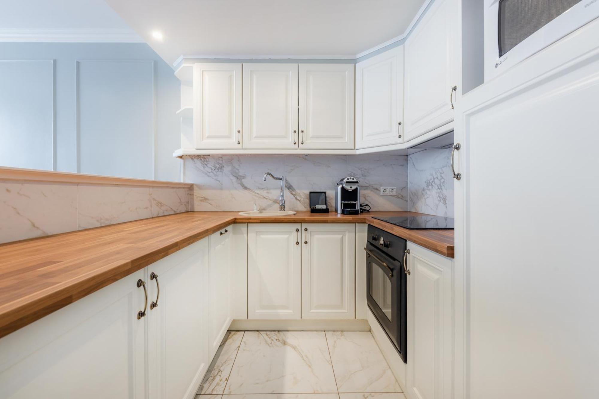 Queen's Court Hotel&residence 5*