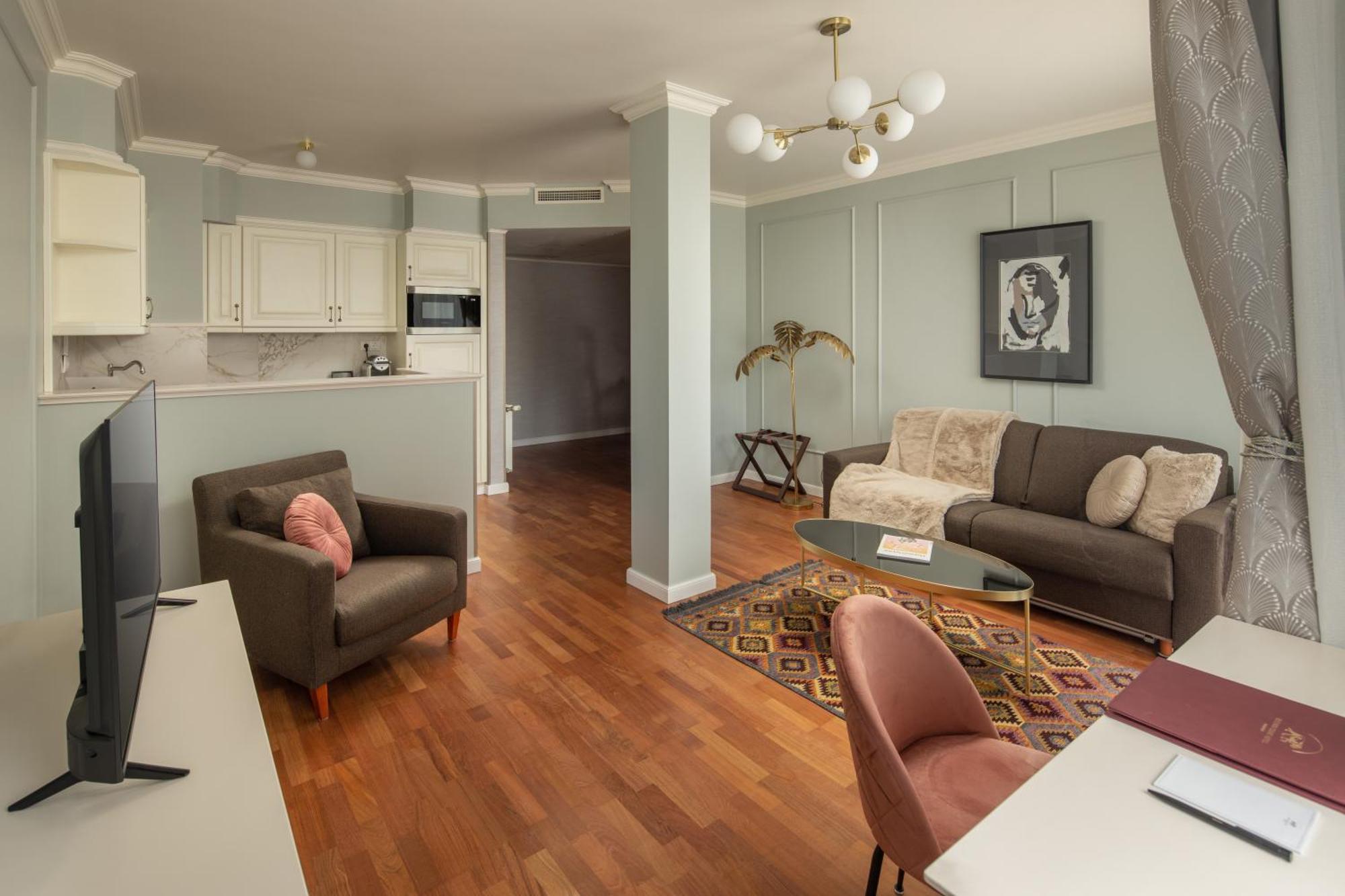 Queen's Court Hotel&residence Hotel