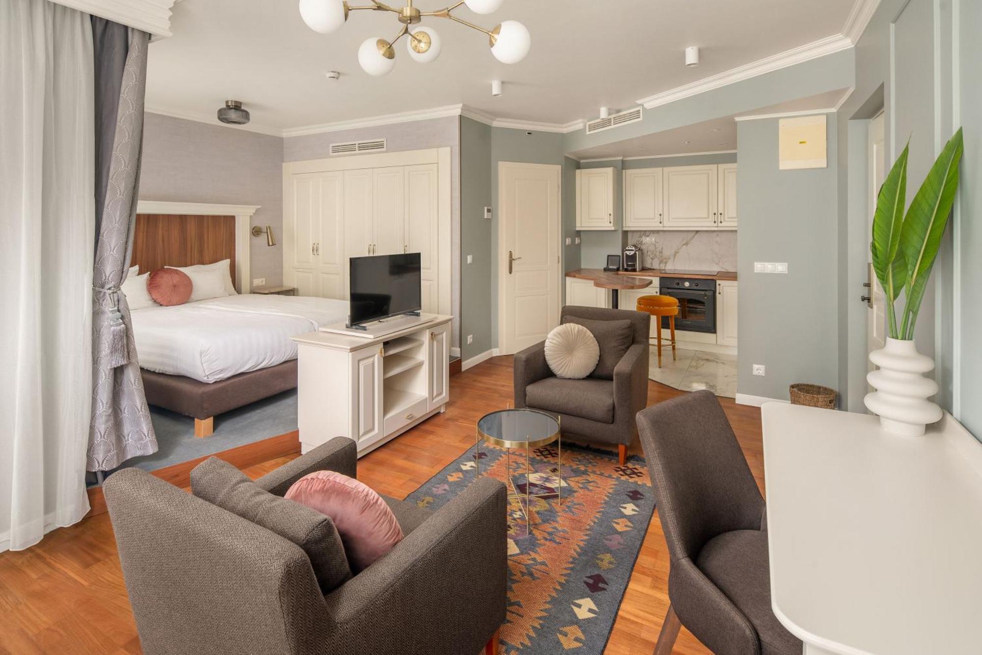 Queen's Court Hotel&residence Hotel