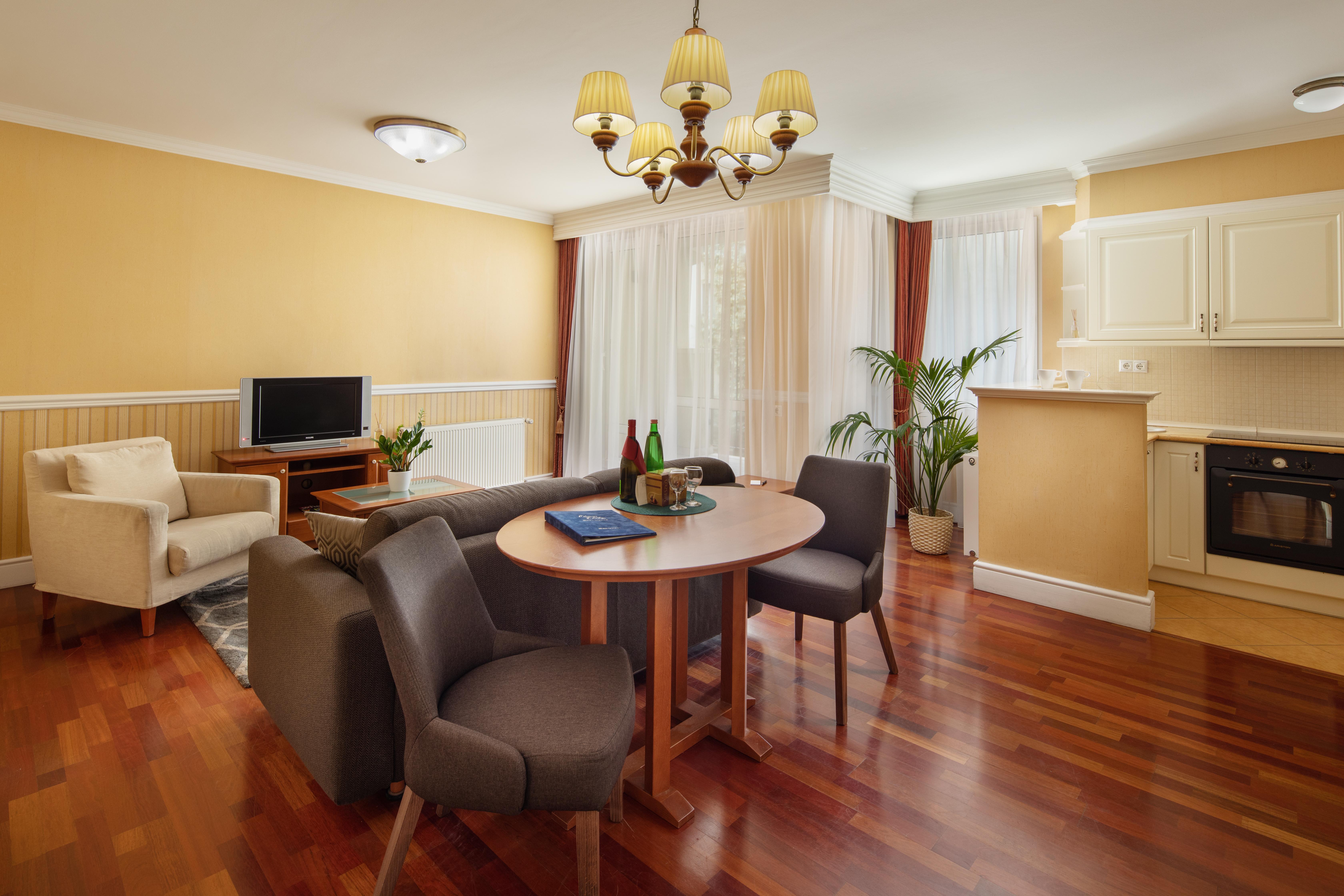 Hotel Queen's Court & Budapest