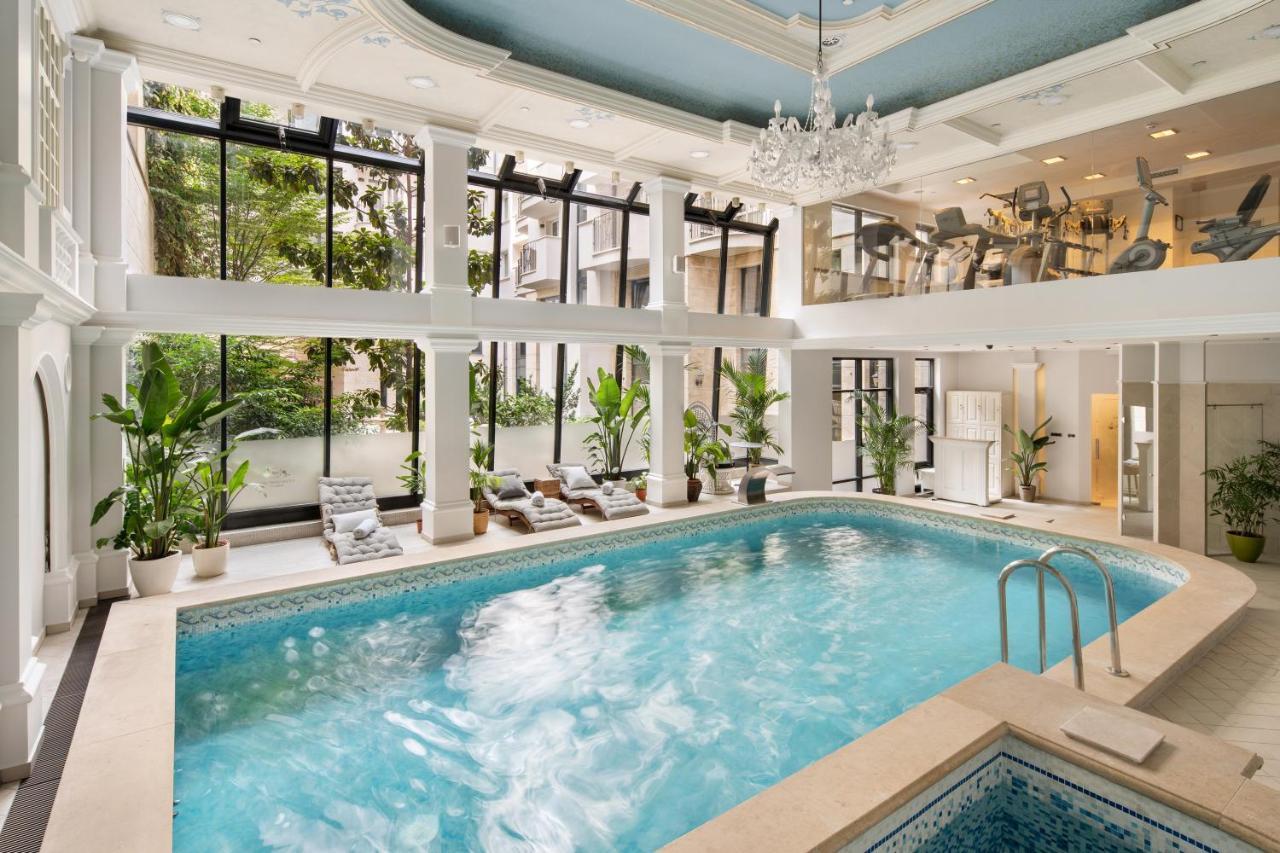 Hotel Queen's Court & Budapest