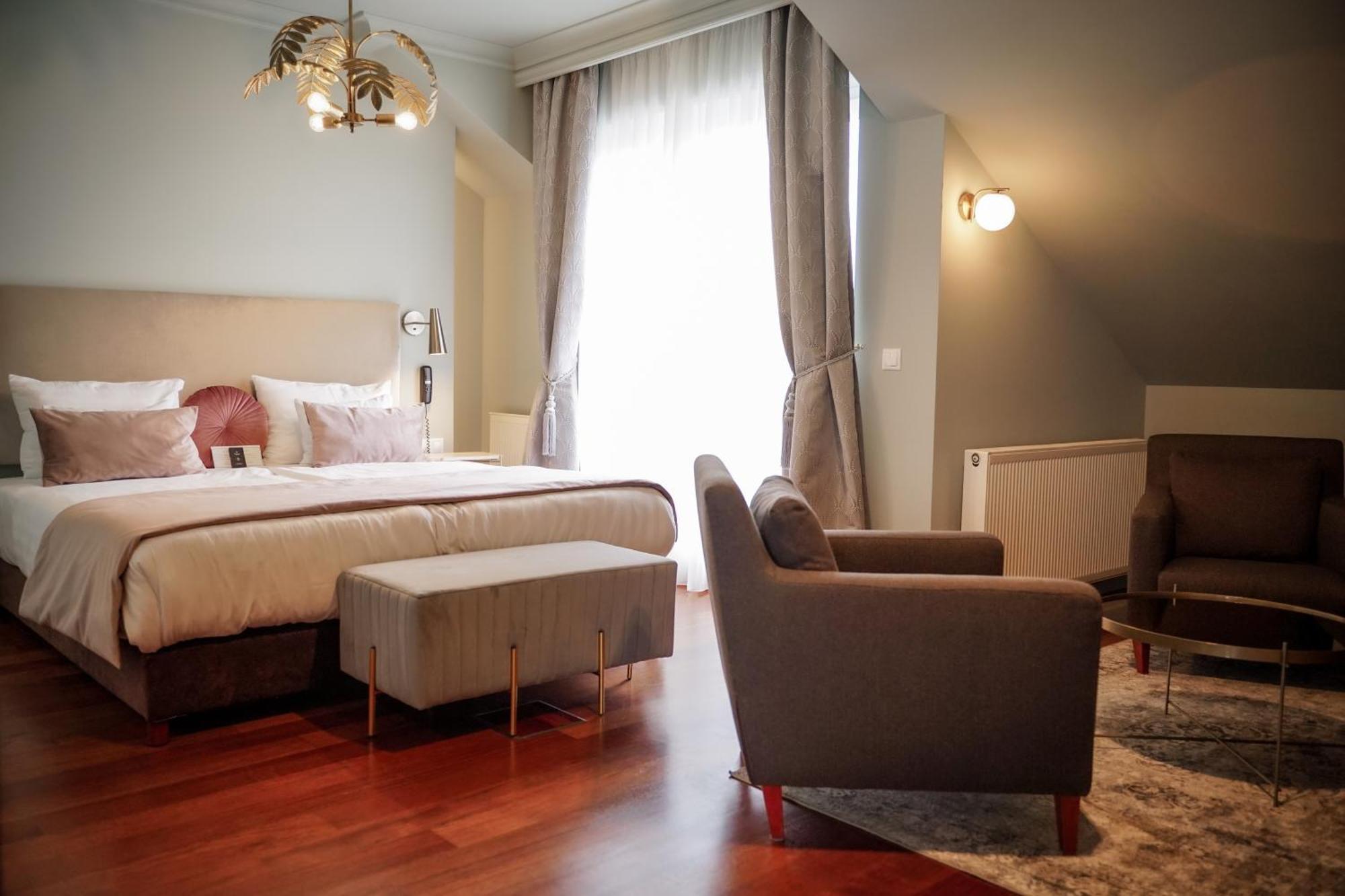 Hotel Queen's Court & Budapest